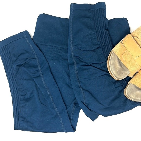 ATHLETA leggings Mesh Around Seamless Capri Medium - Picture 2 of 8